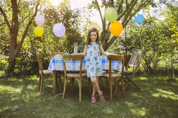 Mädchen Mit Luftballons Garten — Stockfoto