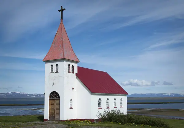冰岛的北部 教会在领域反对水 — 图库照片