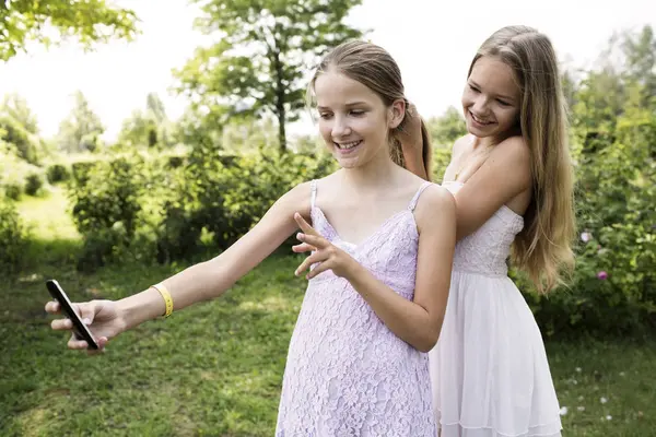 Chica Tomando Una Selfie Mientras Hermana Cepillándose Pelo — Foto de Stock