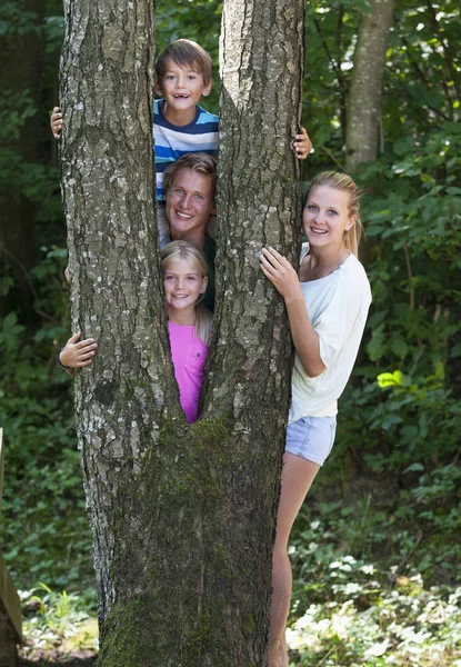 Portret Przyjaciół Stojąc Pnia Drzewa Uśmiechając Się — Zdjęcie stockowe