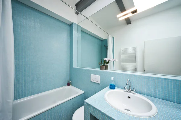 Vista Interior Baño Moderno Con Mosaico Espejo Grande — Foto de Stock