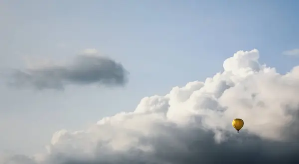 Autriche Montgolfière Oberhofen Contre Ciel Nuageux — Photo