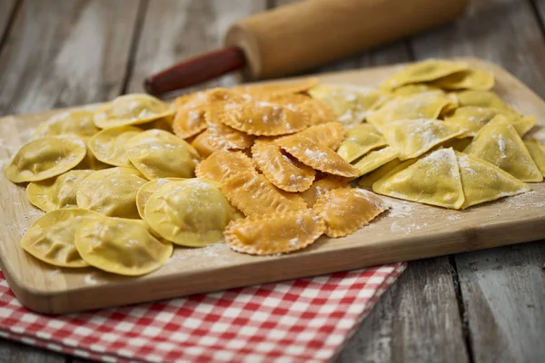 Varietà Ravioli Ripieni Pomodoro Prosciutto Funghi Sul Tagliere — Foto Stock