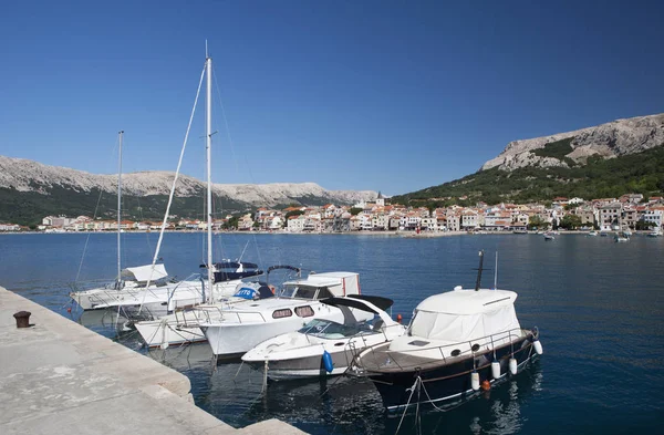 Barco Amarrado Puerto Isla Krk Con Baska Ciudad Fondo Croacia — Foto de Stock