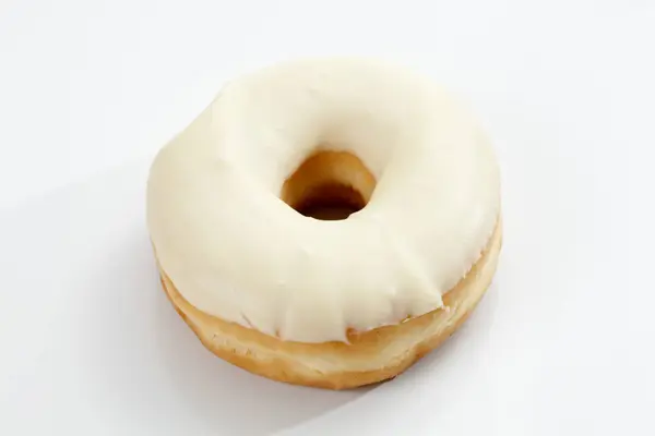 Солодкий Пончик Наповнений Білим Глазур Білому Фоні — стокове фото