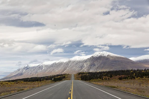Καναδά Θέα Στα Βουνά Κατά Μήκος Του Αυτοκινητόδρομου Haines — Φωτογραφία Αρχείου