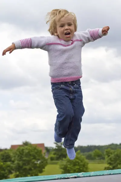 Meisje Springen Trampoline Met Uitgestrekte Armen — Stockfoto