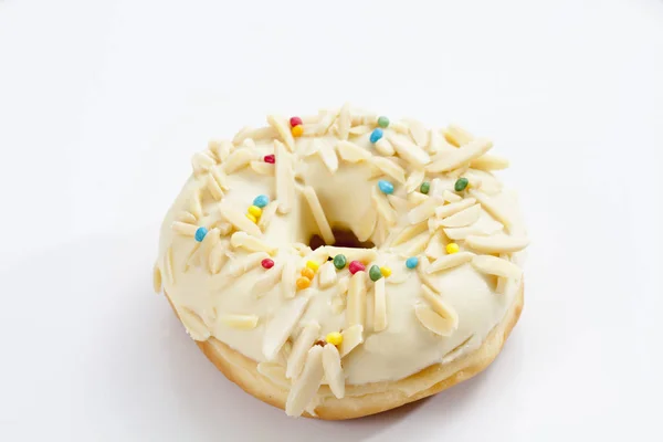 Сладкий Пончик Белой Глазурью Брызги Белом Фоне — стоковое фото