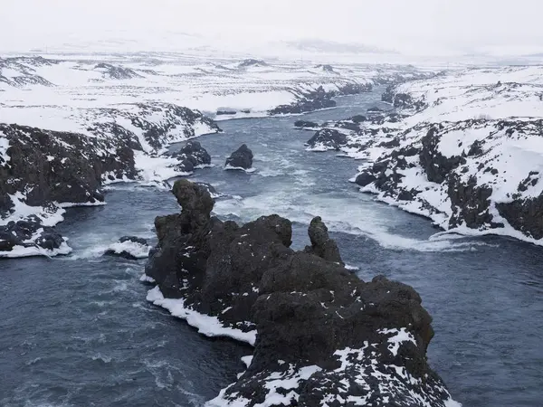 Rio de montanha na paisagem de inverno — Fotografia de Stock