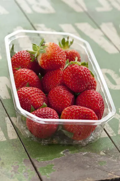 Fraises Fraîches Mûres Boîte Plastique Sur Bois Vert — Photo