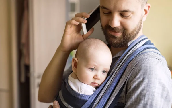 Pere Avec Bebe Fils Parlant Au Telephone Enfant Caucasien Stock Photo