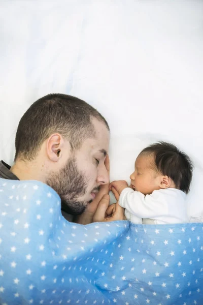 Padre Durmiendo Al Lado De La Nina Recien Nacida Paternidad Barba Stock Photo Padre Durmiendo Al Lado De La Nina Recien Nacida Paternidad Barba Stock Photo