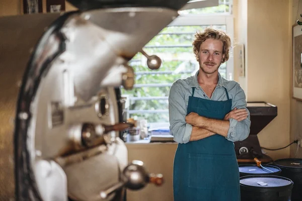 Portrait of confident coffee roaster standing in shop — Stock Photo