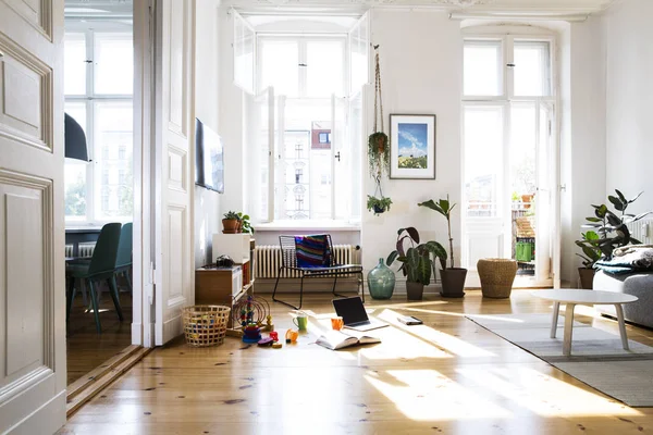 Vista diurna do apartamento à luz do sol com alimentos e bebidas no chão — Fotografia de Stock