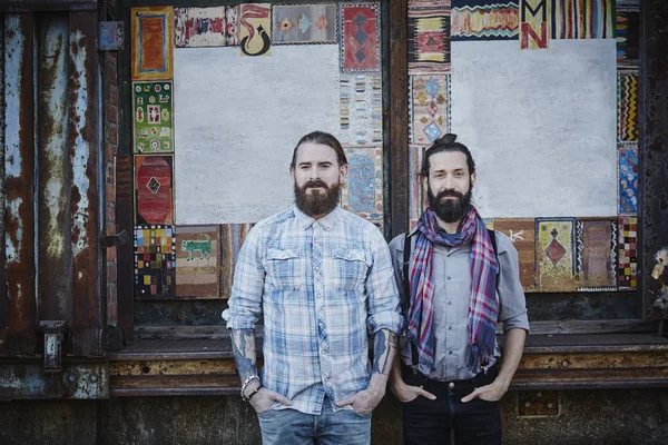 Ritratto di due uomini maturi in piedi vicino a cornici dipinte — Foto stock