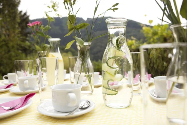 Table dressée dans le jardin, décorée pour une fête d'anniversaire — Photo de stock