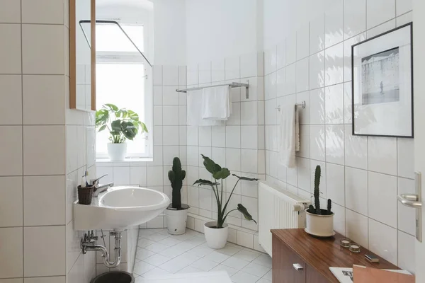 Minimalista banheiro branco, decoração de interiores — Fotografia de Stock