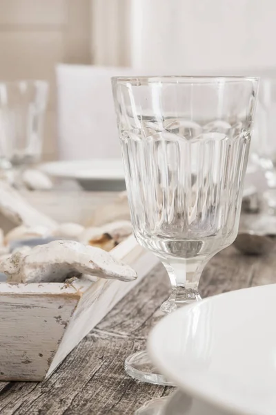 Verre à vin vide sur la table posée maritime — Photo de stock