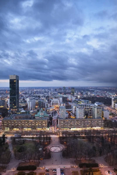 Vue aérienne du centre-ville au crépuscule du soir, Varsovie, Pologne — Photo de stock