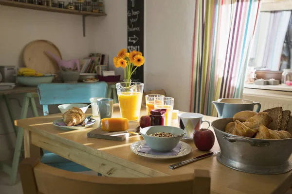 Posé table de petit déjeuner dans la maison vide — Photo de stock