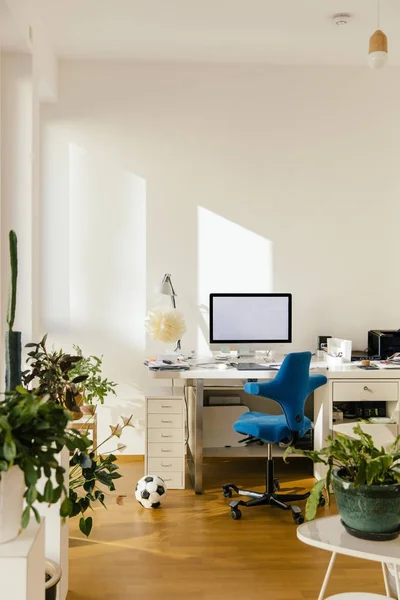 Bureau à domicile dans un appartement intérieur — Photo de stock