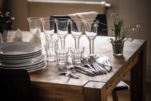 Vaisselle et verres sur table en bois dans la cuisine — Photo de stock
