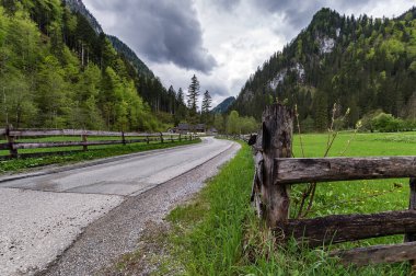 Avusturya Alpleri'nde şelale