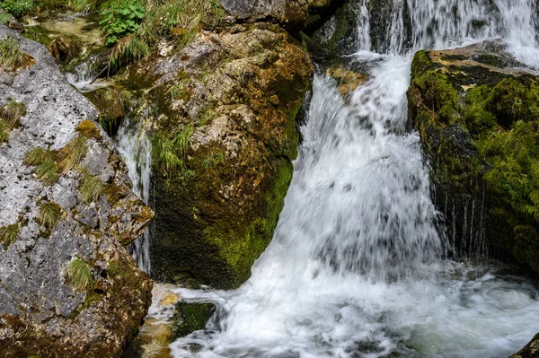 Cascada en los Alpes de Austria — Foto de Stock