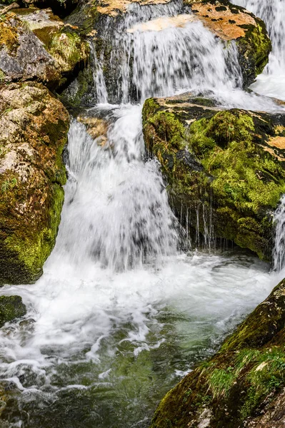 Cascada en los Alpes de Austria — Foto de Stock