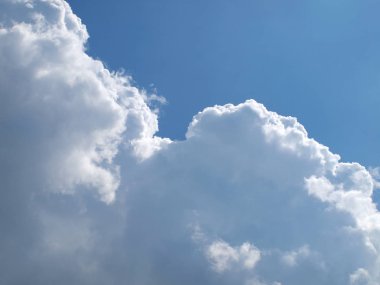 Mavi gökyüzü ve güzel bulutlar