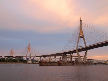 Endüstriyel yüzük köprü veya Mega Bridge, gece Bangkok, Tayland