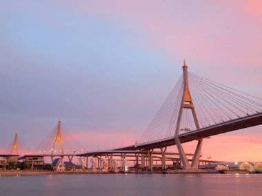 Endüstriyel yüzük köprü veya Mega Bridge, gece Bangkok, Tayland