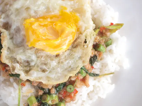 Close up Rice topped with stir fried pork and basil — Stock Photo, Image