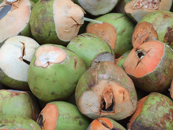Mnoho asijských kokosové ořechy — Stock fotografie