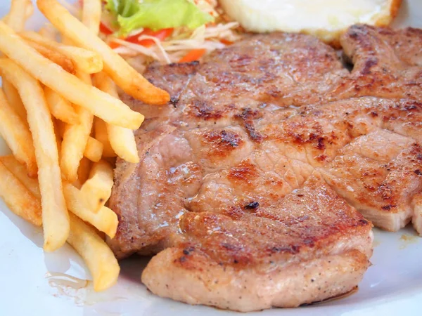 Grilovaný steak s hranolkama — Stock fotografie
