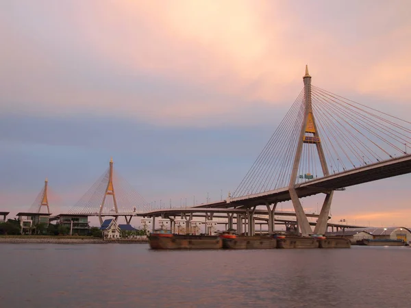 Przemysłowe pierścień Bridge lub Mega Bridge, w nocy w Bangkoku, Tajlandia — Zdjęcie stockowe