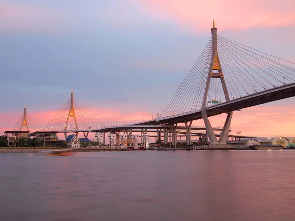 Przemysłowe pierścień Bridge lub Mega Bridge, w nocy w Bangkoku, Tajlandia — Zdjęcie stockowe