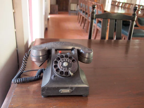 Retro černé telefon na dřevěný stůl — Stock fotografie