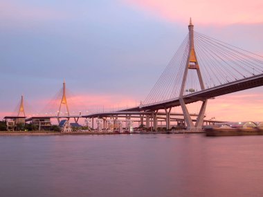 Endüstriyel yüzük köprü veya Mega Bridge, gece Bangkok, Tayland