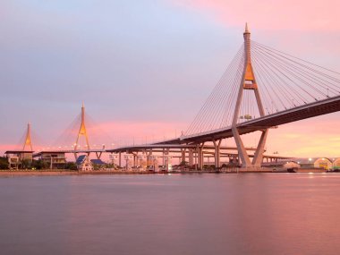 Endüstriyel yüzük köprü veya Mega Bridge, gece Bangkok, Tayland
