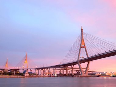 Endüstriyel yüzük köprü veya Mega Bridge, gece Bangkok, Tayland