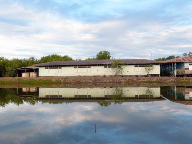 göl ve mavi gökyüzü okul yansıması