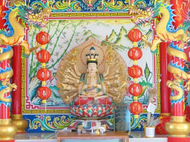 Samut Prakan, Tayland - 23 Ağustos 2015: Heykel Guanyinat Khun Samut çene Tapınağı