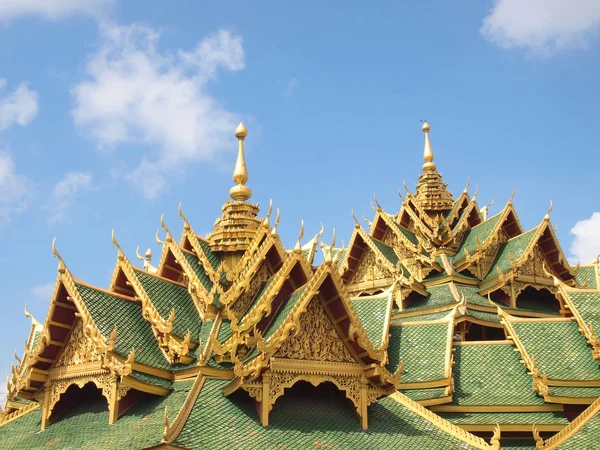 Крыша в тайском стиле — стоковое фото