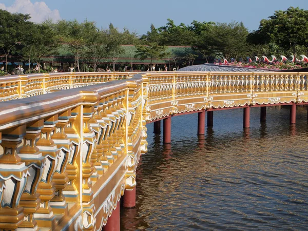 Puente a través del río de cerca —  Fotos de Stock