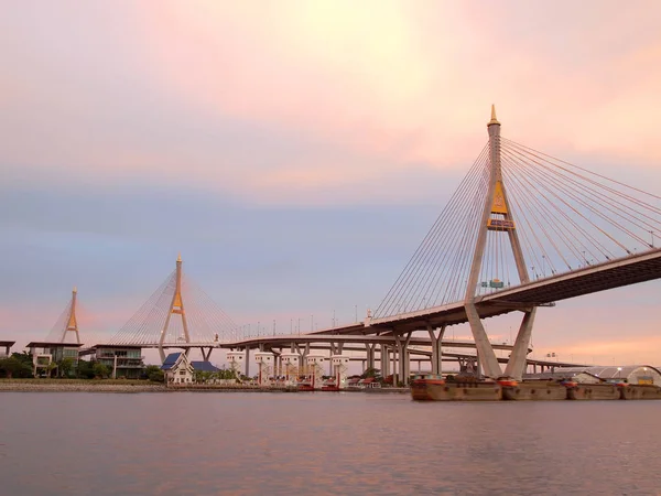 Przemysłowe pierścień Bridge lub Mega Bridge, w nocy w Bangkoku, Tajlandia — Zdjęcie stockowe