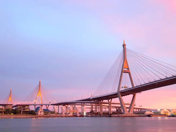 Przemysłowe pierścień Bridge lub Mega Bridge, w nocy w Bangkoku, Tajlandia — Zdjęcie stockowe