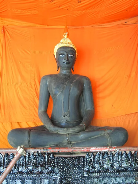 Bangkok, Thailandia- 26 LUGLIO 2015: Statue del Buddha d'oro in fila all'interno della sala del tempio di Wat Suthat  . — Foto Stock