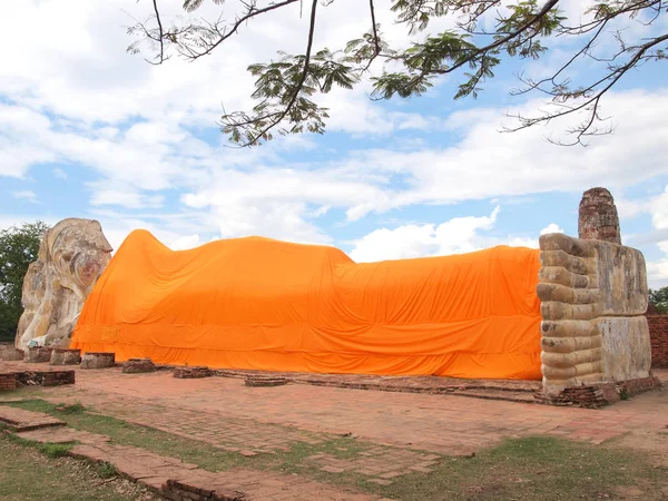 Ayutthaya, Thailandia - 9 agosto 2015: Buddha a Wat Lokaya Sutha il tempio storico — Foto Stock