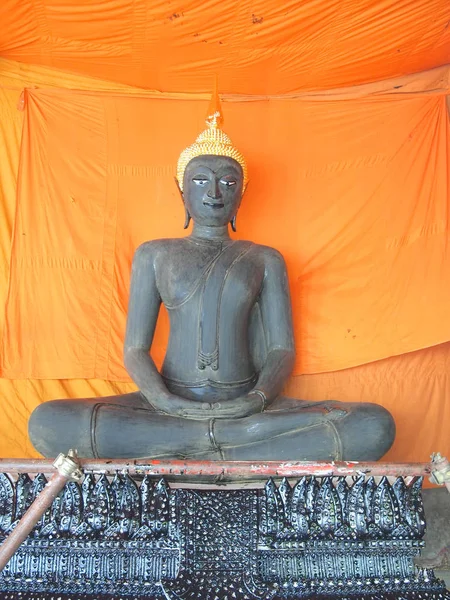 Bangkok, thailand - 26. Juli 2015: Goldene Buddha-Statuen in einer Reihe innerhalb der Tempelhalle von wat suthat . — Stockfoto